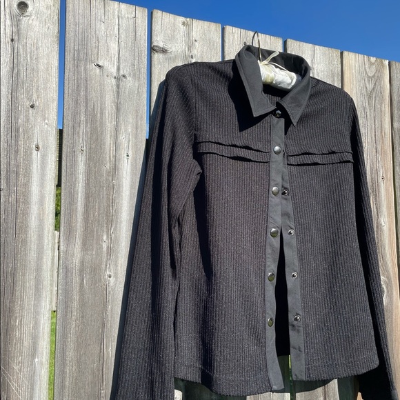 Chic black blouse - Picture 3 of 3